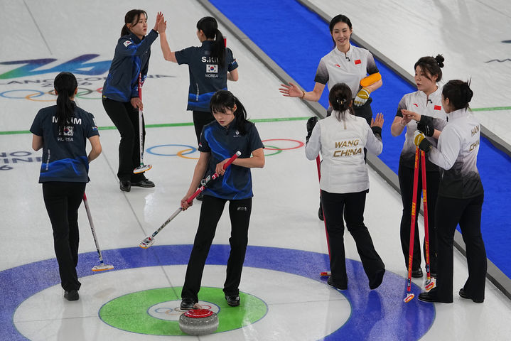 [코르티나담페초=AP/뉴시스] 한국 여자 컬링 대표팀(왼쪽)이 16일(현지 시간) 이탈리아 코르티나담페초의 코르티나 컬링 올림픽 스타디움에서 열린 2026 밀라노·코르티나 동계올림픽 컬링 라운드로빈 6차전 중국과 경기하고 있다. 한국이 10-9로 재역전승을 거두고 4승2패를 기록했다. 2026.02.17.