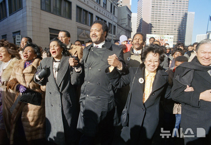 [애틀란타=AP/뉴시스] 제시 잭슨 목사가 1987년 1월 19일 마틴 루터 킹 목사 탄생일을 기념하기 위해 조지아주 애틀란타에서 행진하면서 노래를 부르고 있다. 2026.02.17. 