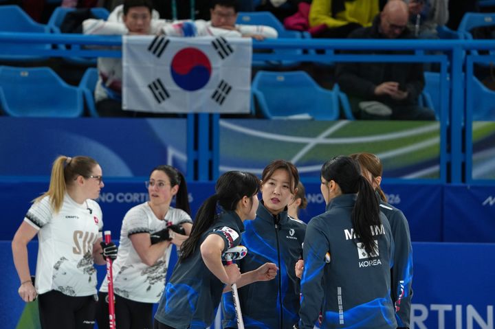 [코르티나담페초=AP/뉴시스] 한국 여자 컬링 대표팀이 17일(한국 시간)이탈리아 코르티나담페초의 코르티나 컬링 올림픽 스타디움에서 열린 2026 밀라노·코르티나담페초 동계올림픽 여자 컬링 라운드로빈 7차전 스위스와의 경기 도중 대회를 나누고 있다. 2026.02.17.