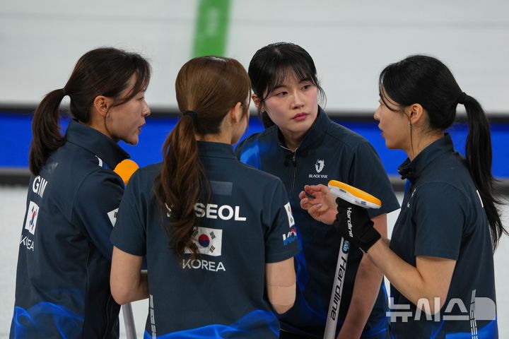 [코르티나담페초=AP/뉴시스] 한국 여자 컬링 대표팀이 17일(한국 시간)이탈리아 코르티나담페초의 코르티나 컬링 올림픽 스타디움에서 열린 2026 밀라노·코르티나담페초 동계올림픽 여자 컬링 라운드로빈 7차전 스위스와의 경기 도중 대회를 나누고 있다. 2026.02.17.