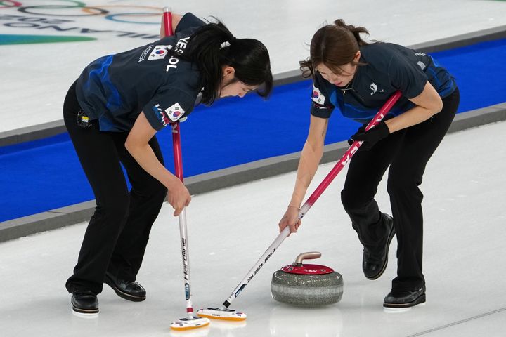 [코르티나담페초=AP/뉴시스] 한국 여자 컬링 대표팀 설예은과 설예지가 17일(현지 시간) 이탈리아 코르티나담페초의 코르티나 컬링 올림픽 스타디움에서 열린 2026 밀라노·코르티나 동계올림픽 컬링 라운드로빈 7차전 스위스와 경기하고 있다. 한국이 5-7로 석패하며 4승 3패를 기록했다. 2026.02.18.