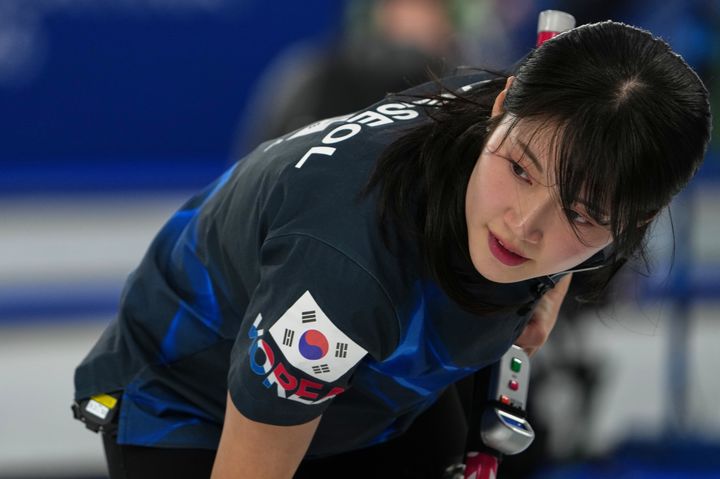 [코르티나담페초=AP/뉴시스] 한국 여자 컬링 대표팀 설예은이 17일(현지 시간) 이탈리아 코르티나담페초의 코르티나 컬링 올림픽 스타디움에서 열린 2026 밀라노·코르티나 동계올림픽 컬링 라운드로빈 7차전 스위스와 경기 중 스위핑하고 있다. 한국이 5-7로 석패하며 4승 3패를 기록했다. 2026.02.18.