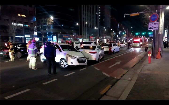 [서울=뉴시스] 16일 오후 10시2분께 서울 성동구 용답동 장한평역 인근 도로에서 역주행 교통사고가 발생했다. (자료=서울 성동소방서) 2026.02.17. photo@newsis.com *재판매 및 DB 금지