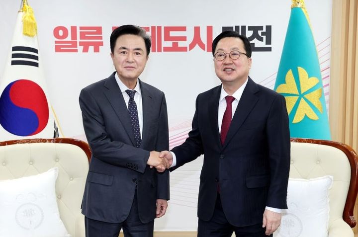 [대전=뉴시스]이장우(오른쪽) 대전시장과 김태흠 충남지사. 2026. 02.17 photo@newsis.com *재판매 및 DB 금지