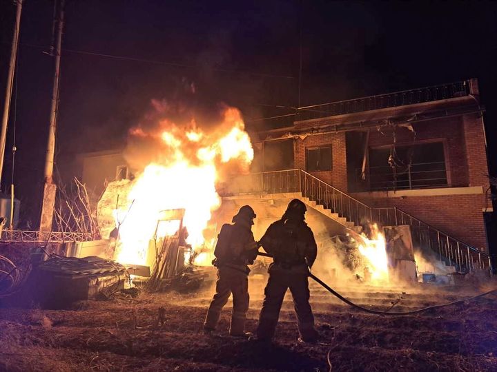 [홍천=뉴시스] 17일 소방당국은 지난 16일 오후 10시36분께 강원 홍천군 홍천읍 한 어린이집 건물 외부 창고에서 불이 나 건물 외벽과 창고 등을 태우고 20여분 만에 진화됐다고 밝혔다. 강원특별자치도소방본부 제공. *재판매 및 DB 금지