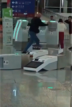 [뉴시스] 홍콩 국제공항 출국장에서 한 남성이 무인 발권기(키오스크)를 무차별적으로 파손하며 광란의 난동을 부렸다. 영상 X(옛 트위터) *재판매 및 DB 금지