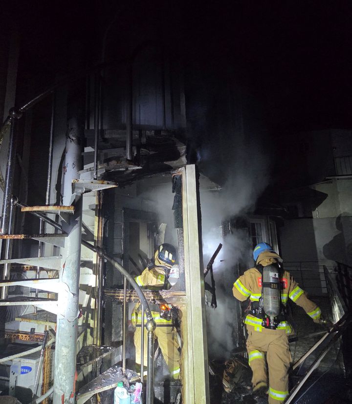 [제주=뉴시스] 17일 제주시 조천읍 소재 단독주택에서 화재가 발생해 소방당국이 진화작업을 벌이고 있다. (사진=제주도소방안전본부 제공) 2026.02.17. photo@newsis.com *재판매 및 DB 금지