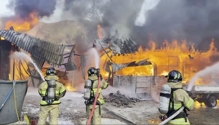 장흥 한 주택서 화재…차량 1대 전소