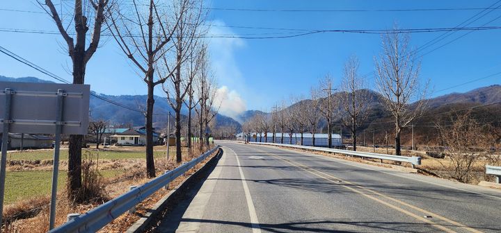 [문경=뉴시스] 오후 1시43분께 경상북도 문경시 농암면 지동리 산17-4 일원에서 산불이 발생했다. (사진 = 산림청 제공) 2026.02.17. photo@newsis.com *재판매 및 DB 금지