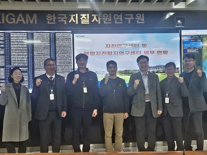 [서울=뉴시스] 구혁채 과학기술정보통신부 제1차관이 대전에 위치한 한국지질자원연구원을 찾아 설 명절에도 국민의 안전을 위한 업무에 종사하는 직원들의 노고를 격려했다. (사진=과기정통부 제공) *재판매 및 DB 금지