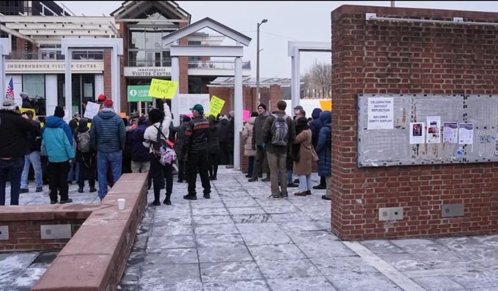 [필라델피아=AP/뉴시스] 10일 펜실베이니아주 필라델피아의 조지 워싱턴 대통령 옛 관저 부지에서 노예 제도 관련 전시물 설명 패널 철거에 항의하는 시위대가 모여 있다. 2026.02.17. *재판매 및 DB 금지