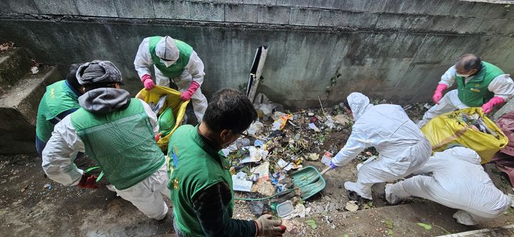 [대구=뉴시스] 대구 서구는 저장 강박이 의심되는 독거 어르신 가구 대상으로 대대적인 주거 환경 개선 활동을 펼쳤다. (사진=대구 서구 제공) 2026.02.17. photo@newsis.com *재판매 및 DB 금지