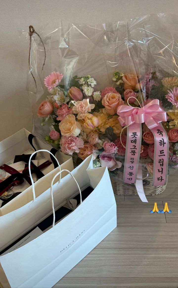 [서울=뉴시스] 신동빈 롯데그룹 회장에게 받은 선물을 개인 SNS에 올린 최가온. (사진=최가온 SNS 캡처). 2026.02.17. *재판매 및 DB 금지