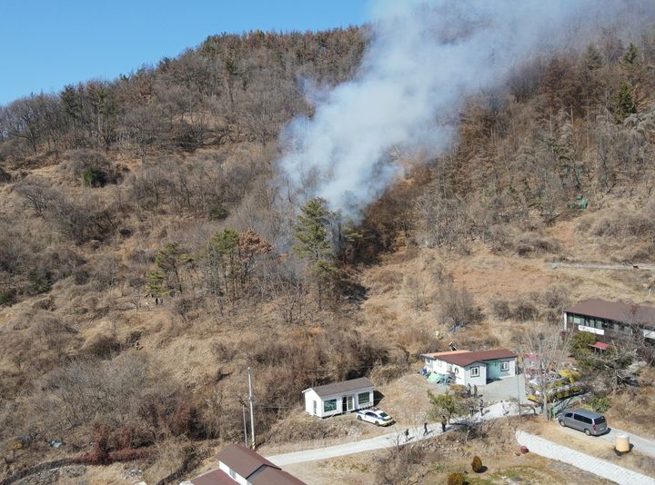 [밀양=뉴시스] 17일 오후 경남 밀양시 남포동에서 산불이 발생해 불길을 잡고 있다. (사진=경남소방본부 제공) 2026.02.17. photo@newsis.com *재판매 및 DB 금지