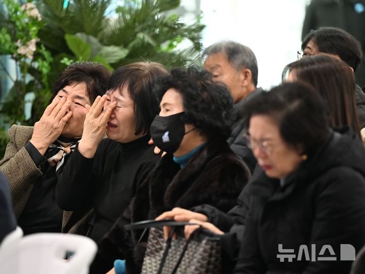 [무안=뉴시스] 이현행 기자 = 12·29 무안공항 제주항공 여객기 참사 유가족협의회의 설 합동차례가 열린 17일 오전 전남 무안군 무안국제공항에서 참사 유족들이 오열하고 있다. 2026.02.17. lhh@newsis.com