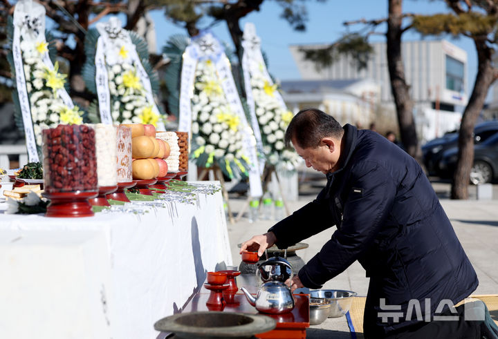 [파주=뉴시스] 김진아 기자 = 설날인 17일 오전 경기 파주시 임진각 망배단에서 열린 제42회 망향경모제에서 실향민 가족들이 차례를 지내고 있다. 2026.02.17. bluesoda@newsis.com