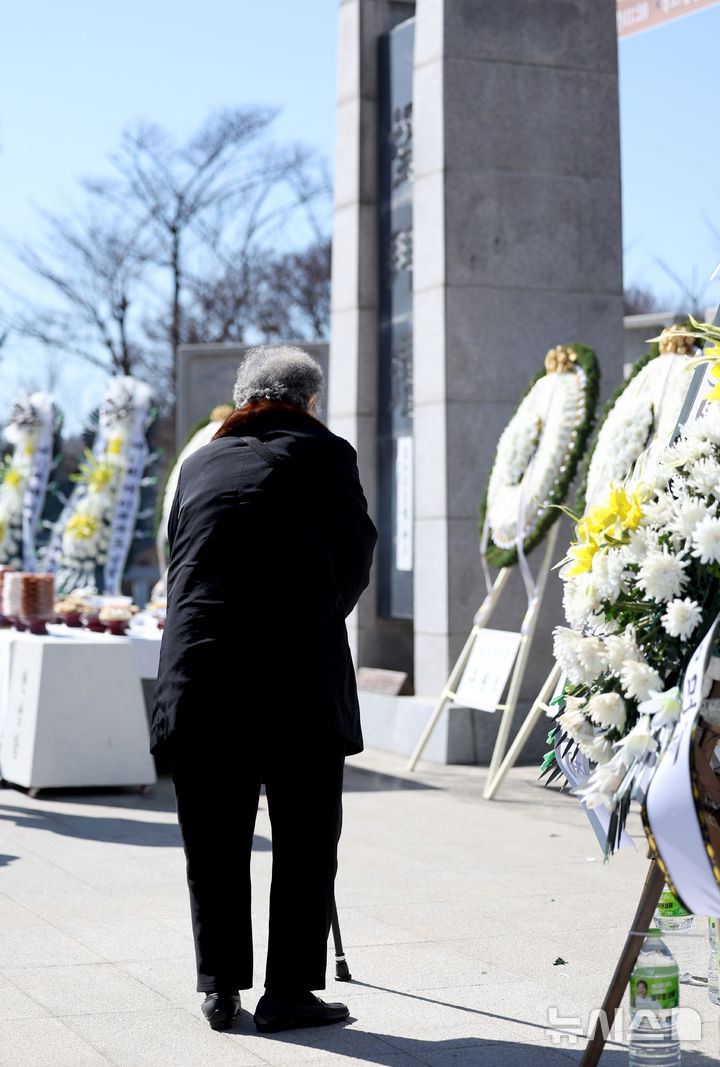 [파주=뉴시스] 김진아 기자 = 설날인 17일 오전 경기 파주시 임진각 망배단에서 열린 제42회 망향경모제에서 실향민 가족들이 참배하고 있다. 2026.02.17. bluesoda@newsis.com