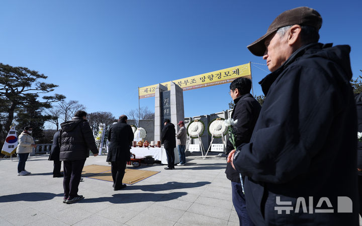 [파주=뉴시스] 김진아 기자 = 설날인 17일 오전 경기 파주시 임진각 망배단에서 열린 제42회 망향경모제에서 실향민 가족들이 절을 올리고 있다. 2026.02.17. bluesoda@newsis.com