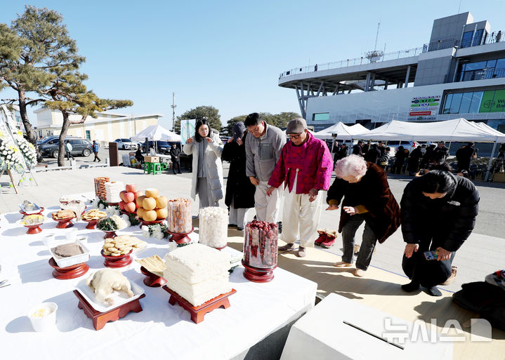 [파주=뉴시스] 김진아 기자 = 설날인 17일 오전 경기 파주시 임진각 망배단에서 열린 제42회 망향경모제에서 실향민 가족들이 절을 올리고 있다. 2026.02.17. bluesoda@newsis.com
