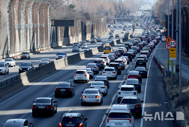 [서울=뉴시스] 김진아 기자 = 설날인 17일 오후 서울 서초구 경부고속도로 잠원IC 인근에 귀경 차량 행렬이 늘어나고 있다. 한국도로공사에 따르면 이날 전국 고속도로 교통량은 615만대로 예상된다. 수도권에서 지방으로 빠져나가는 차량은 44만대, 지방에서 수도권으로 진입하는 차량은 47만대로 예상된다. 서울 방향 고속도로는 오전 7~8시께 정체가 시작돼 오후 3~4시께 절정에 이르렀다가 다음 날 오전 3~4시께 해소될 전망이다. 2026.02.17. bluesoda@newsis.com