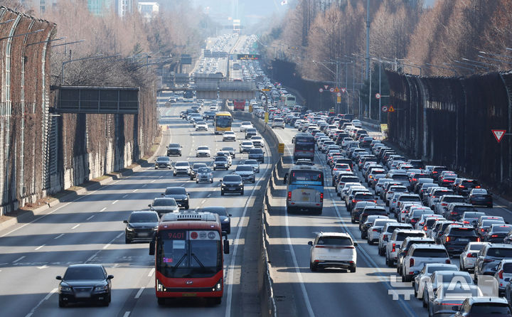 [서울=뉴시스] 김진아 기자 = 설날인 17일 오후 서울 서초구 경부고속도로 잠원IC 인근에 귀경 차량 행렬이 늘어나고 있다.&nbsp; 한국도로공사에 따르면 이날 전국 고속도로 교통량은 615만대로 예상된다. 수도권에서 지방으로 빠져나가는 차량은 44만대, 지방에서 수도권으로 진입하는 차량은 47만대로 예상된다. 서울 방향 고속도로는 오전 7~8시께 정체가 시작돼 오후 3~4시께 절정에 이르렀다가 다음 날 오전 3~4시께 해소될 전망이다. 2026.02.17. bluesoda@newsis.com
