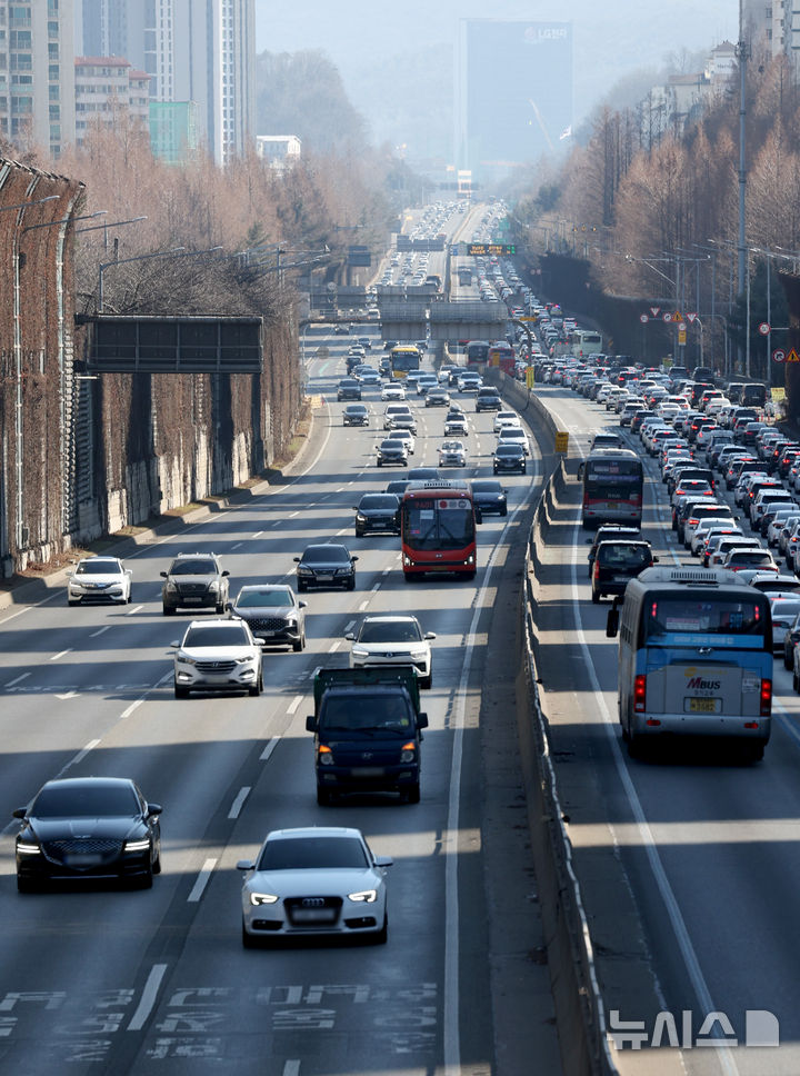 [서울=뉴시스] 김진아 기자 = 설날인 17일 오후 서울 서초구 경부고속도로 잠원IC 인근에 귀경 차량 행렬이 늘어나고 있다. 한국도로공사에 따르면 이날 전국 고속도로 교통량은 615만대로 예상된다. 수도권에서 지방으로 빠져나가는 차량은 44만대, 지방에서 수도권으로 진입하는 차량은 47만대로 예상된다. 서울 방향 고속도로는 오전 7~8시께 정체가 시작돼 오후 3~4시께 절정에 이르렀다가 다음 날 오전 3~4시께 해소될 전망이다. 2026.02.17. bluesoda@newsis.com
