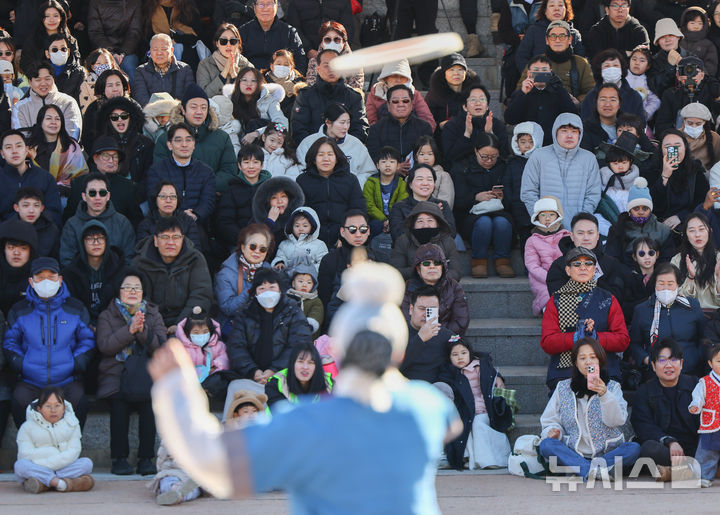[서울=뉴시스] 황준선 기자 = 설날인 17일 서울 중구 남산골한옥마을을 찾은 시민들이 2026 남산골 설축제 공연을 관람하고 있다. 2026.02.17. hwang@newsis.com