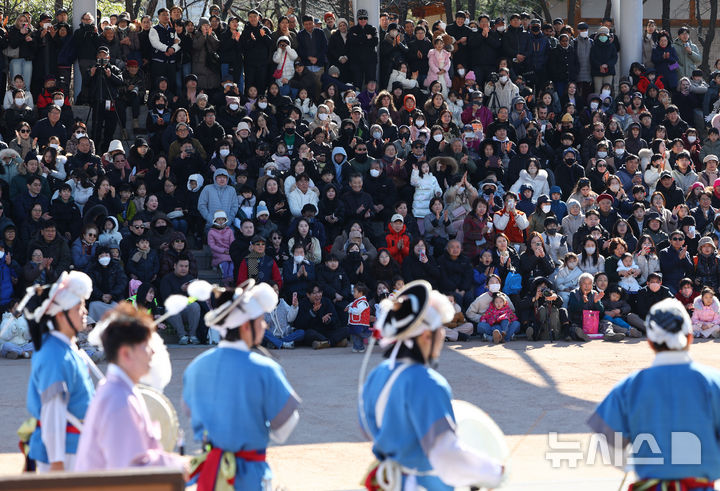 [서울=뉴시스] 황준선 기자 = 설날인 17일 서울 중구 남산골한옥마을을 찾은 시민들이 2026 남산골 설축제 공연을 관람하고 있다. 2026.02.17. hwang@newsis.com