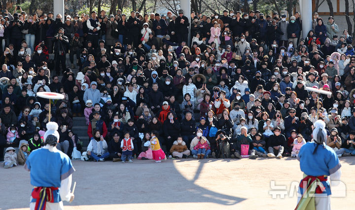 [서울=뉴시스] 황준선 기자 = 설날인 17일 서울 중구 남산골한옥마을을 찾은 시민들이 2026 남산골 설축제 공연을 관람하고 있다. 2026.02.17. hwang@newsis.com
