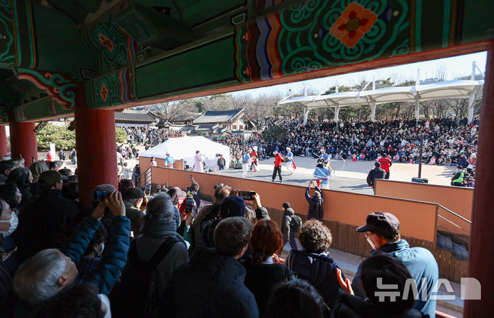 [서울=뉴시스] 황준선 기자 = 설날인 17일 서울 중구 남산골한옥마을을 찾은 시민들이 2026 남산골 설축제 공연을 관람하고 있다. 2026.02.17. hwang@newsis.com