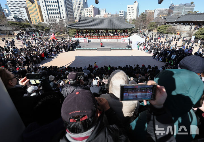 설 명절 맞아 나들이객 인산인해[뉴시스Pic]