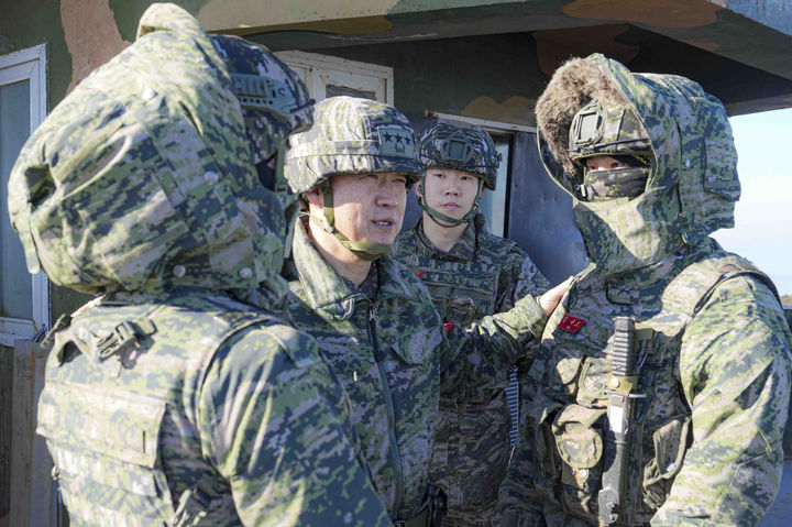 [서울=뉴시스] 김진아 기자 = 주일석 해병대사령관이 설 명절인 지난2월17일 서해 NLL 최전방 말도소초를 방문해 장병들을 격려하고 있다. (사진=해병대사령부 제공) 2026.02.17. photo@newsis.com *재판매 및 DB 금지