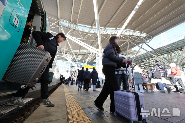 [서울=뉴시스] 황준선 기자 = 설날인 17일 서울역에서 귀경객들이 열차에서 내려 이동하고 있다. 2026.02.17. hwang@newsis.com