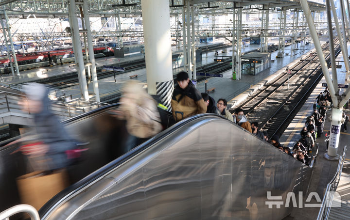 [서울=뉴시스] 황준선 기자 = 설날인 17일 서울역에서 귀경객들이 열차에서 내려 이동하고 있다. 2026.02.17. hwang@newsis.com