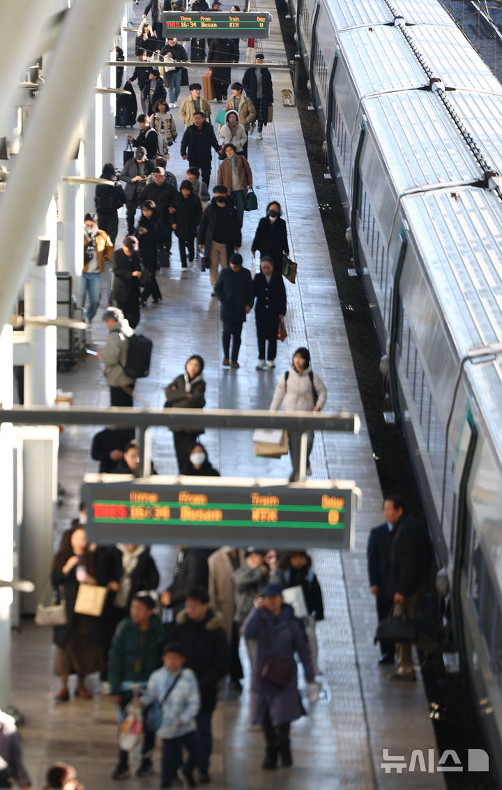 [서울=뉴시스] 황준선 기자 = 설날인 17일 서울역에서 귀경객들이 열차에서 내려 이동하고 있다. 2026.02.17. hwang@newsis.com