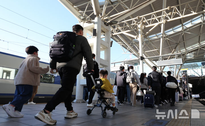 [서울=뉴시스] 황준선 기자 = 설날인 17일 서울역에서 귀경객들이 열차에서 내려 이동하고 있다. 2026.02.17. hwang@newsis.com