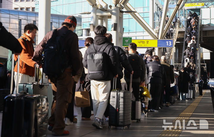 [서울=뉴시스] 황준선 기자 = 설날인 17일 서울역에서 귀경객들이 열차에서 내려 이동하고 있다. 2026.02.17. hwang@newsis.com