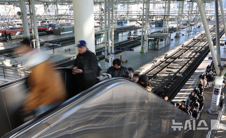 [서울=뉴시스] 황준선 기자 = 설날인 17일 서울역에서 귀경객들이 열차에서 내려 이동하고 있다. 2026.02.17. hwang@newsis.com