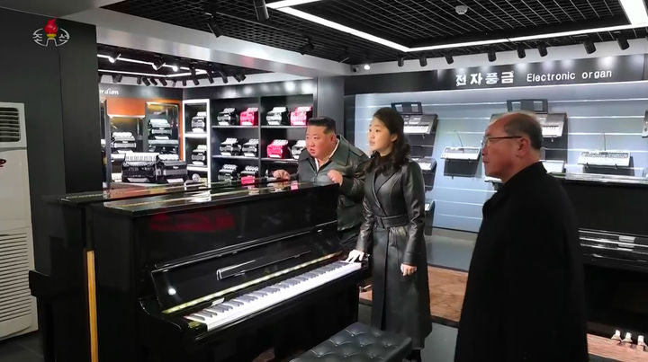 [서울=뉴시스] 김정은 북한 국무위원장이 16일 딸 김주애와 함께 평양 화성지구 4단계 1만 세대 살림집 준공식에 참석했다고 북한 조선중앙TV가 17일 보도했다. (사진=조선중앙TV 캡처) 2026.02.17. photo@newsis.com *재판매 및 DB 금지