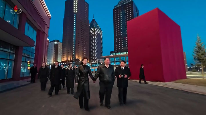 [서울=뉴시스] 김정은 북한 국무위원장이 16일 딸 김주애와 함께 평양 화성지구 4단계 1만 세대 살림집 준공식에 참석했다고 북한 조선중앙TV가 17일 보도했다. (사진=조선중앙TV 캡처) 2026.02.17. photo@newsis.com *재판매 및 DB 금지