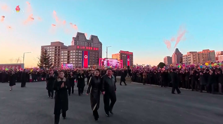 [서울=뉴시스] 김정은 북한 국무위원장이 16일 딸 김주애와 함께 평양 화성지구 4단계 1만 세대 살림집 준공식에 참석했다고 북한 조선중앙TV가 17일 보도했다. (사진=조선중앙TV 캡처) 2026.02.17. photo@newsis.com *재판매 및 DB 금지