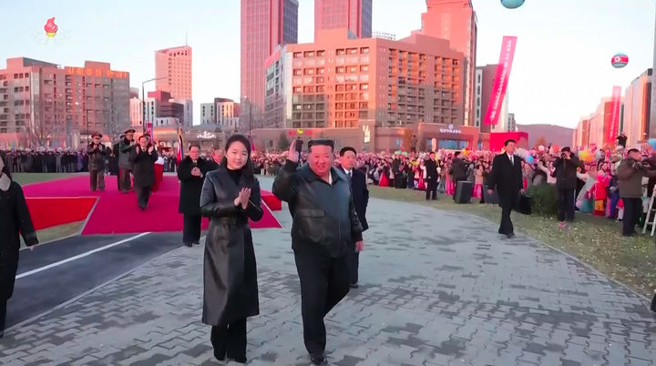 北 김주애, 평양 화성지구 입주민과 이례적 포옹[뉴시스Pic]