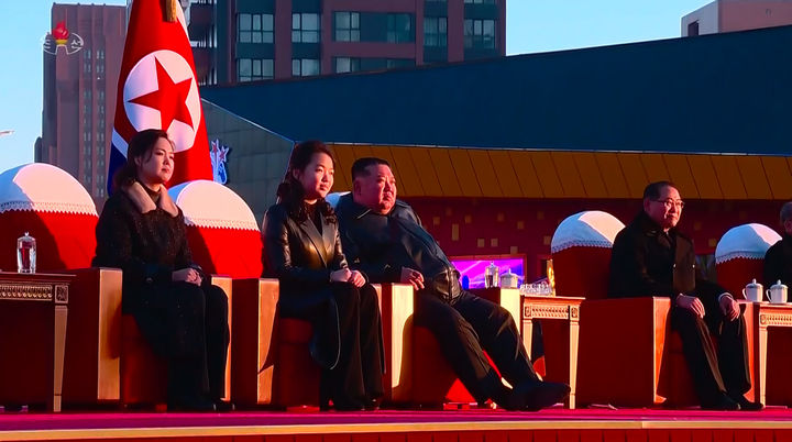 [서울=뉴시스] 김정은 북한 국무위원장이 16일 딸 김주애와 함께 평양 화성지구 4단계 1만 세대 살림집 준공식에 참석했다고 북한 조선중앙TV가 17일 보도했다. (사진=조선중앙TV 캡처) 2026.02.17. photo@newsis.com *재판매 및 DB 금지