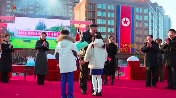 [서울=뉴시스] 시진핑 중국 국가주석이 북한을 국빈 방문하는 가운데, 북한이 국제사회의 강력한 제재에도 불구하고 예상 밖의 경제 성장세를 보이고 있다고 7일(현지 시간) 월스트리트저널(WSJ)이 보도했다. 김정은 북한 국무위원장이 지난 2월 딸 김주애와 함께 평양 화성지구 4단계 1만 세대 살림집 준공식에 참석한 모습. (사진=조선중앙TV 캡처) 2026.06.08. *재판매 및 DB 금지
