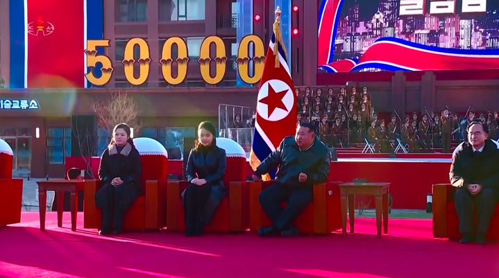 [서울=뉴시스] 김정은 북한 국무위원장이 16일 딸 김주애와 함께 평양 화성지구 4단계 1만 세대 살림집 준공식에 참석했다고 북한 조선중앙TV가 17일 보도했다. (사진=조선중앙TV 캡처) 2026.02.17. photo@newsis.com *재판매 및 DB 금지