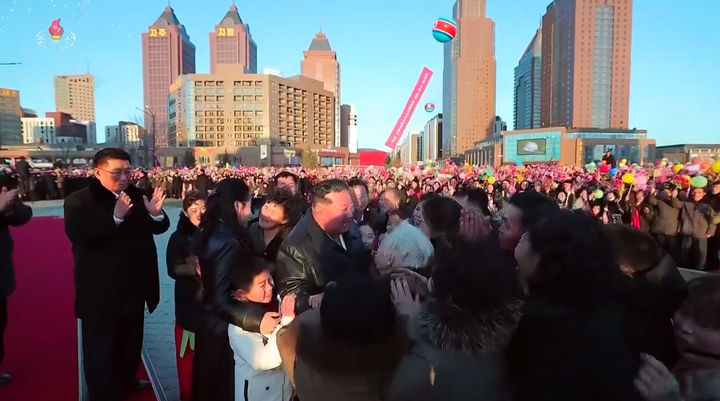 [서울=뉴시스] 김정은 북한 국무위원장이 16일 딸 김주애와 함께 평양 화성지구 4단계 1만 세대 살림집 준공식에 참석했다고 북한 조선중앙TV가 17일 보도했다. (사진=조선중앙TV 캡처) 2026.02.17. photo@newsis.com *재판매 및 DB 금지