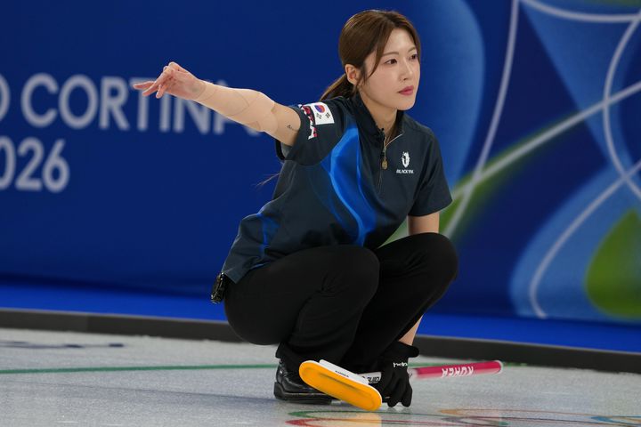 [코르티나담페초=AP/뉴시스] 한국 여자 컬링 대표팀 설예지가 17일(현지 시간) 이탈리아 코르티나담페초의 코르티나 컬링 올림픽 스타디움에서 열린 2026 밀라노·코르티나 동계올림픽 컬링 라운드로빈 7차전 스위스와 경기 중 방향을 지시하고 있다. 한국이 5-7로 석패하며 4승 3패를 기록했다. 2026.02.18.