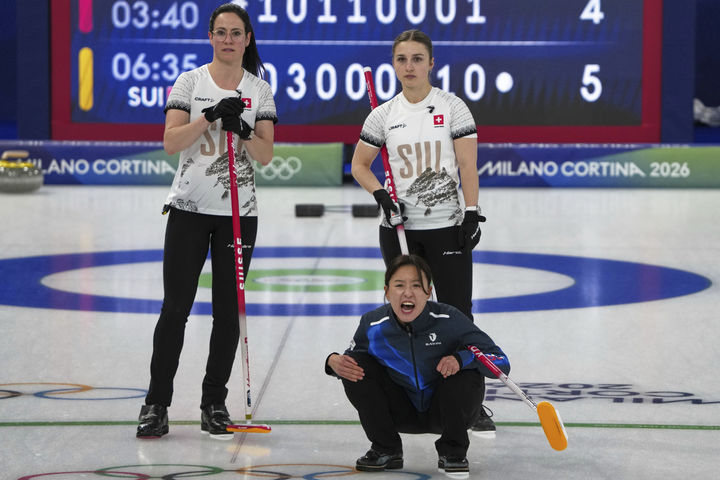 [코르티나담페초=AP/뉴시스] 한국 여자 컬링 대표팀 김은지가 17일(현지 시간) 이탈리아 코르티나담페초의 코르티나 컬링 올림픽 스타디움에서 열린 2026 밀라노·코르티나 동계올림픽 컬링 라운드로빈 7차전 스위스와 경기 중 스톤 투구 후 고함치고 있다. 한국이 5-7로 석패하며 4승 3패를 기록했다. 2026.02.18.