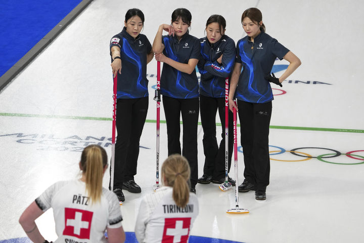 [코르티나담페초=AP/뉴시스] 한국 여자 컬링 대표팀이 17일(현지 시간) 이탈리아 코르티나담페초의 코르티나 컬링 올림픽 스타디움에서 열린 2026 밀라노·코르티나 동계올림픽 컬링 라운드로빈 7차전 스위스와 경기 중 하우스를 바라보고 있다. 한국이 5-7로 석패하며 4승 3패를 기록했다. 2026.02.18.