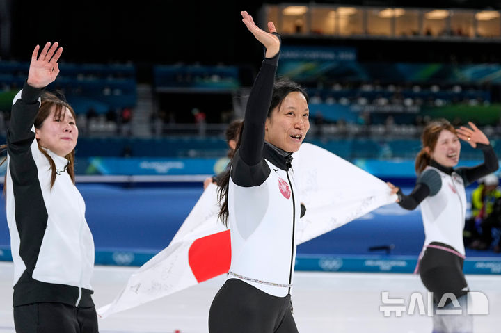 [밀라노=AP/뉴시스] 일본 스피드스케이팅틔 다카기 미호, 사토 아야노, 노아케 하나. 2026.02.17.